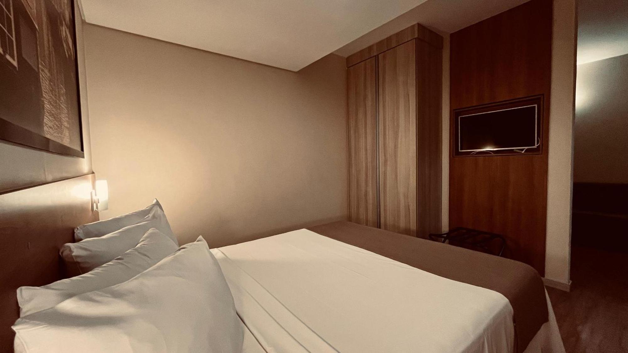 Hotel Amsterdam Montes Claros Esterno foto