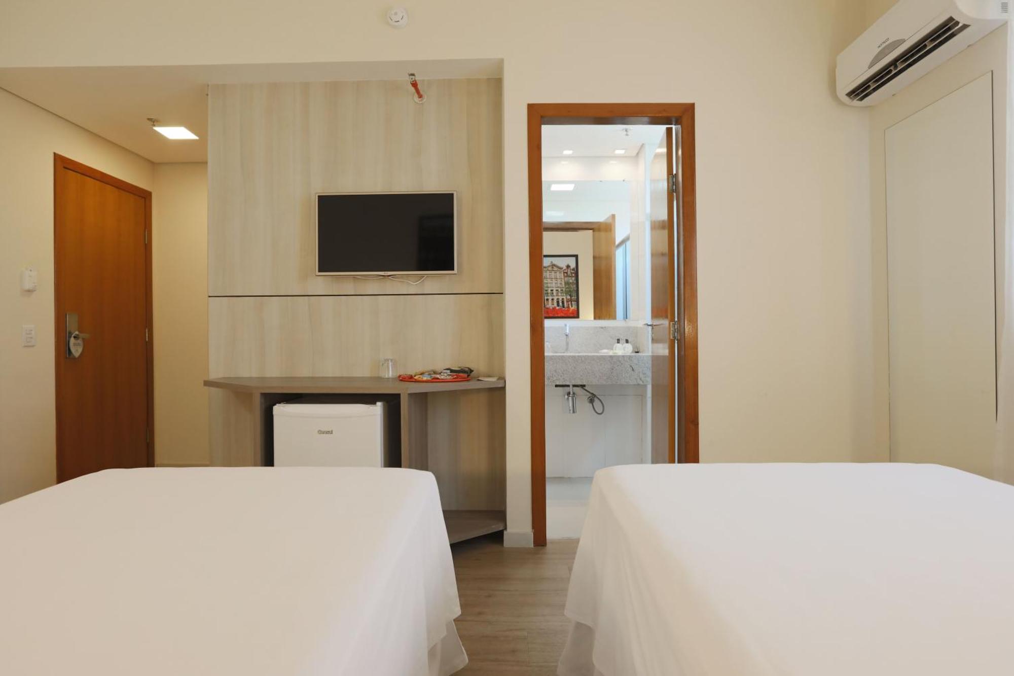 Hotel Amsterdam Montes Claros Esterno foto